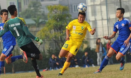U19 Hà Nội FC (áo vàng) đang là ĐKVĐ của giải.